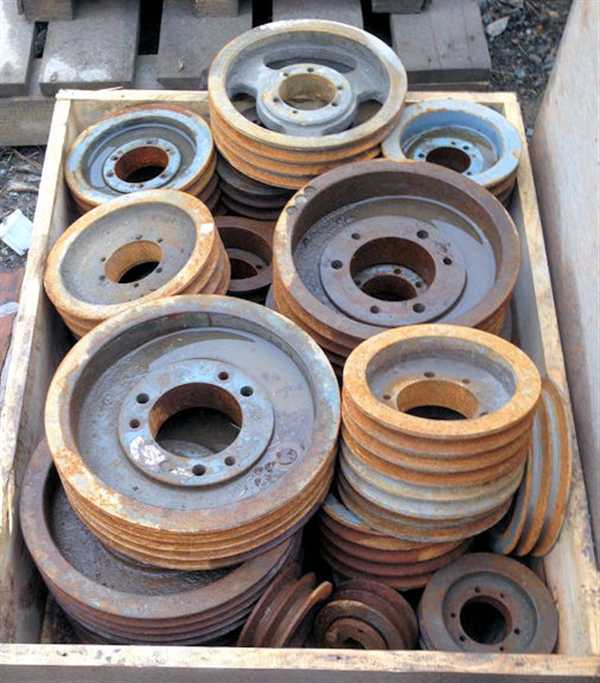 Lot Of Assorted Drive Pulleys For Motors)